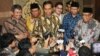 Hồi bắt đầu năm nay, Tổng thống Indonesia Joko Widodo (giữa) đã cắt các khoản trợ giá dầu do chính phủ tài trợ từ lâu nay. 