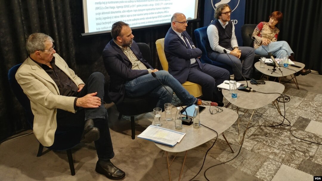 Mirko Klarin, Dino Mustafić, Dejan Jović, Srđan Milošević i Danica Vučenić na tribini "Da li populisti mogu da nas izvedu iz ratnog narativa“, koja je u organizaciji Foruma ZFD Srbija i SENSE – Centra za tranzicijsku pravdu iz Pule održana u Beogradu, 28. decembra 2019. 