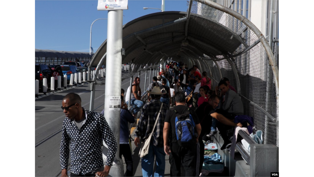 Migrants and regular border crossers are seen at the El Paso del Norte Bridge between Mexico and the U.S. The international bridge separates two border towns: El Paso in Texas from Ciudad Juarez in Mexico. (R. Taylor/VOA)