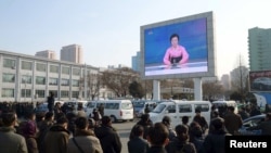 지난 6일 평양 시민들이 대형 화면으로 북한 당국의 수소폭탄 핵실험 성공 발표를 보고 있다. (자료사진)