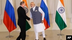 Thủ tướng Ấn Độ Narendra Modi, phải, bắt tay với Tổng thống Nga Vladimir Putin trước cuộc họp song phương tại Goa, Ấn Độ, ngày 15 tháng 10 năm 2016.