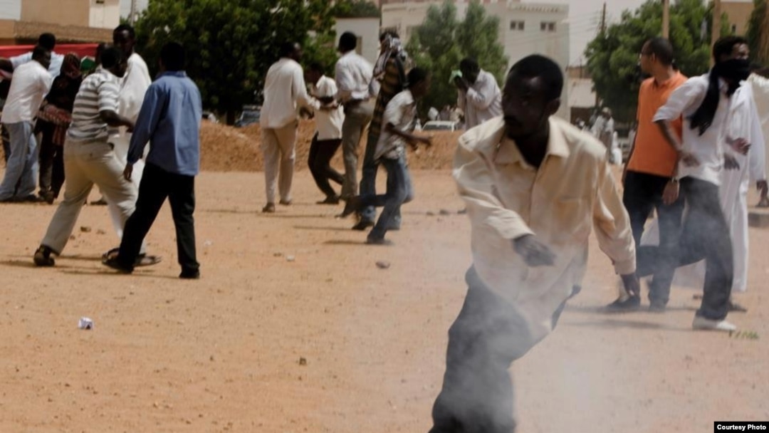 Sudan protester (Alsanosi Ahmed/VOA)