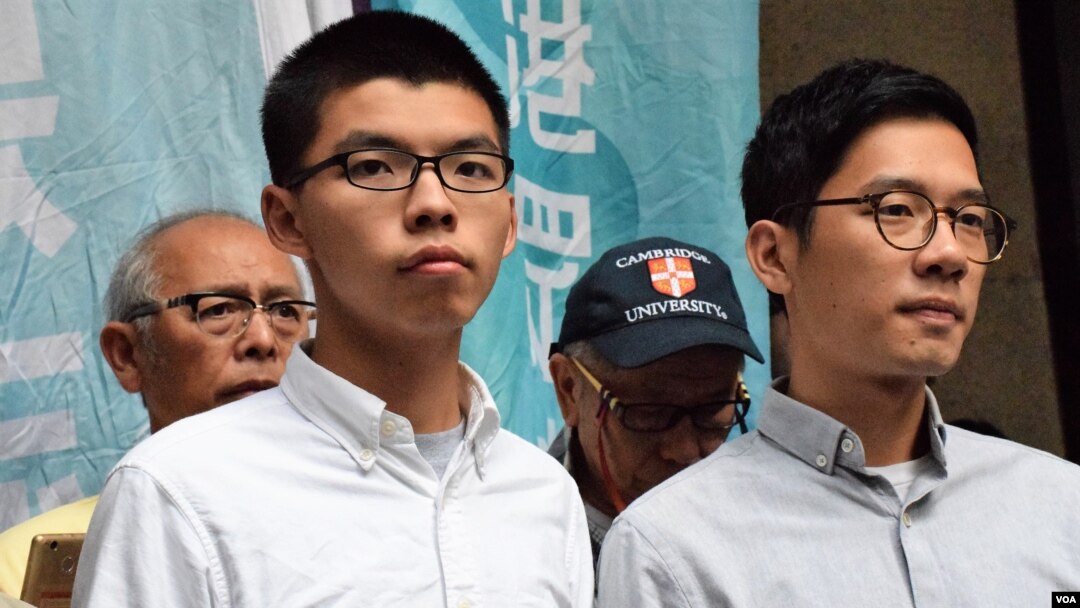 香港眾志秘書長黃之鋒(左)及主席羅冠聰 (美國之音湯惠芸拍攝)