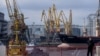Погрузка зерна у причалов зернового терминала Одесского порта. Украина. 10 апреля 2023 года. 