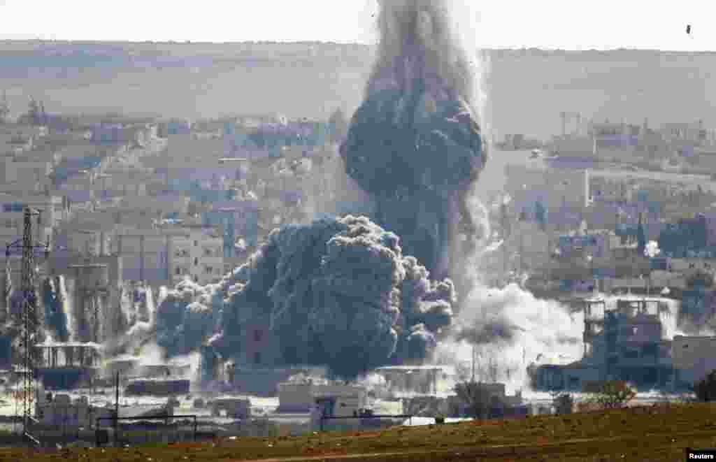 Kobanida jangari manzillariga qarshi AQSh yetakchiligidagi xalqaro koalitsiya havodan zarba berishda davom etmoqda, Kobani, Suriya, 29-oktabr, 2014-yil.