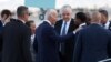 El presidente estadounidense Joe Biden es recibido por miembros del Congreso afuera del Air Force One en el Aeropuerto Internacional Harry Reid en Las Vegas, Nevada, Estados Unidos, el 15 de julio de 2024.