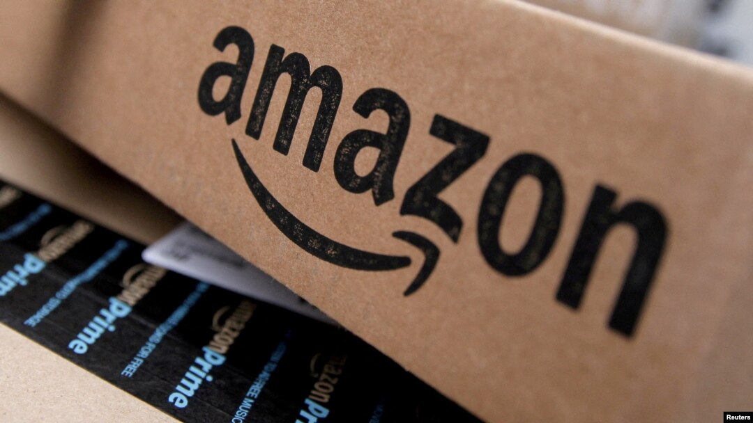 ARCHIVO - El logotipo de Amazon visto en uno de sus paquetes, en la ciudad de Nueva York, EEUU.
