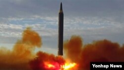 조선중앙TV가 16일, 전날의 중장거리탄도미사일(IRBM) '화성-12형'의 발사장면 영상을 공개했다. 