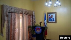 Una foto del fallecido presidente haitiano Jovenel Moise cuelga en una pared antes de una conferencia de prensa, el 13 de julio de 2021.