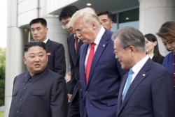 도널드 트럼프 미국 대통령과 문재인 한국 대통령, 김정은 북한 국방위원장이 지난해 6월 판문점에서 만났다.