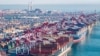 Se ven buques de carga y contenedores en el puerto de Qingdao en Qingdao, en la provincia de Shandong, en el este de China, el 4 de diciembre de 2024. AFP