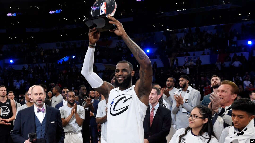 Lebron Džejms sa trofejom namenjenom najkorisnijem igraču Ol-star utakmice u Los Anđelesu, 18. februara 2018. (Foto: AP/Chris Pizzello)