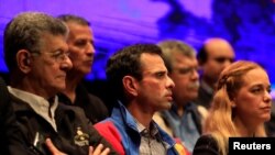 Archivo - Henry Ramos Allup, junto con Henrique Capriles y Lilian Tintori, esposa del líder opositor Leopoldo López en una reunión del Frente Amplio Venezuela, en Caracas. 8 de marzo de 2018.