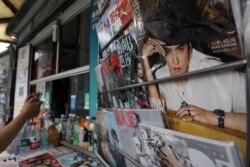 資料照：北京街頭報攤上雜誌封面上的中國知名藝人吳亦凡（2021年7月20日）