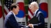 El presidente de EEUU, Joe Biden, y el presidente de Corea del Sur, Yoon Suk Yeol, hacen una pausa después de colocar una ofrenda floral mientras visitan el Monumento a los Veteranos de la Guerra de Corea en Washington, el 25 de abril de 2023.