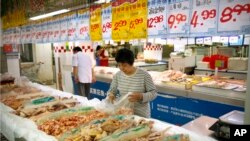 2017年5月12日，一名中國婦女在北京的一個超市購買雞肉。作為美中貿易協議的一部分，中國最終將開放進口美國牛肉，同時，中國雞肉製品也將進入美國市場。 