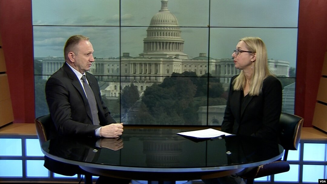 Dragan Đilas, predsednik Stranke slobode i pravde, u razgovoru sa Helenom Đorđević, u studiju 55 Glasa Amerike (Foto: VOA)