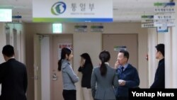 북한이 첫 수소탄 핵실험을 실시했다고 발표한 지난 6일 서울 세종로 정부서울청사 통일부에서 정준희 대변인(오른쪽 두번째)이 출입기자들과 대화하고 있다. (자료사진)