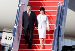 中國國家主席習近平攜夫人彭麗媛抵達澳門走下飛機。 （2019年12月18日）