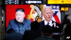 南韓首爾一個地鐵站內播放的美國和北韓問題的電視新聞畫面。（2021年5月27日）