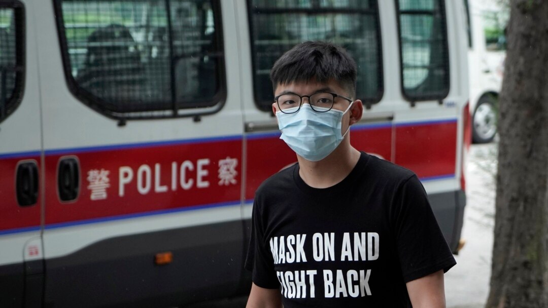 香港民主活動人士黃之鋒抵達法庭(美聯社2020年9月30日)