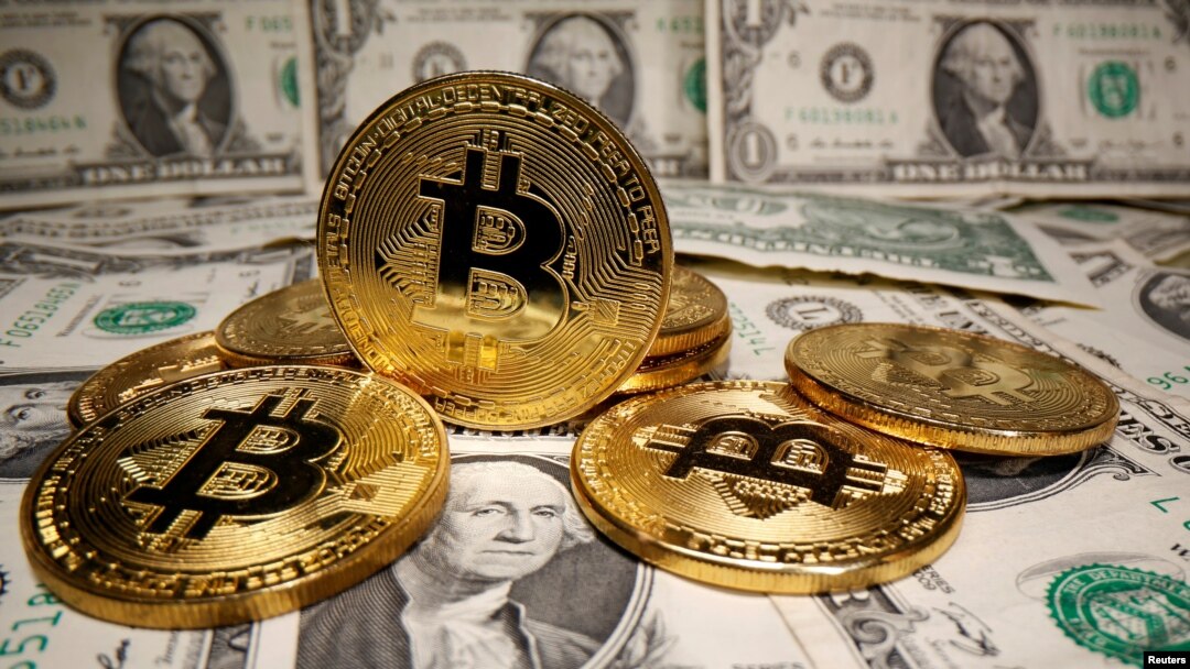 虛擬貨幣比特幣與美元鈔票。