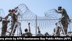 ARCHIVO: Marines de EEUU instalan alambres de púas en el Centro de Operaciones de Detención de Extranjeros Ilegales en la Bahía de Guantánamo, Cuba, el 8 de febrero de 2025. [Cortesía de la Marina de EEUU]