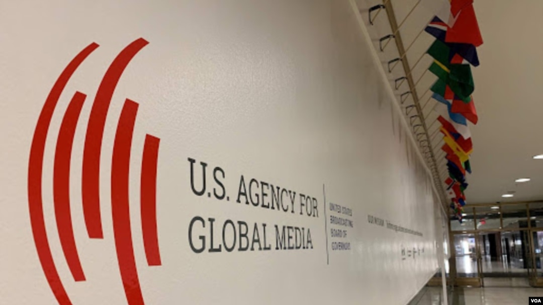 Logo Američke agencije za globalne medije (USAGM) u zgradi Glasa Amerike u Vašingtonu. (Foto: VOA)