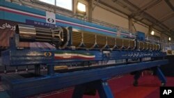 Una maquinaria iraní de combustible nuclear mostrada en una exposición en Teherán sobre los logros atómicos del país el 8 de febrero de 2023.