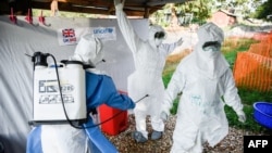 Wafanyakazi wa afya wanaokabiliana na Ebola wakiwa wanavalia mavazi ya kujikinga na Ebola katika majaribio wanayofanya kila wiki huko hospitali ya Bwera mpakani na DRC, magharibi ya Uganda, on Disemba. 12, 2018.