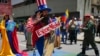 Un hombre vestido del Tío Sam sostiene un cartel de la petrolera estadounidense ExxonMobil, durante una marcha oficialista, en Caracas, Venezuela, el 26 de septiembre de 2023. (AP/Ariana Cubillos)