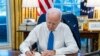 El presidente de EE. UU., Joe Biden, firma una orden ejecutiva para prohibir el comercio y la inversión entre individuos de EE. UU. y las dos regiones separatistas del este de Ucrania reconocidas como independientes por Rusia. (Casa Blanca / Foto vía Reuters )