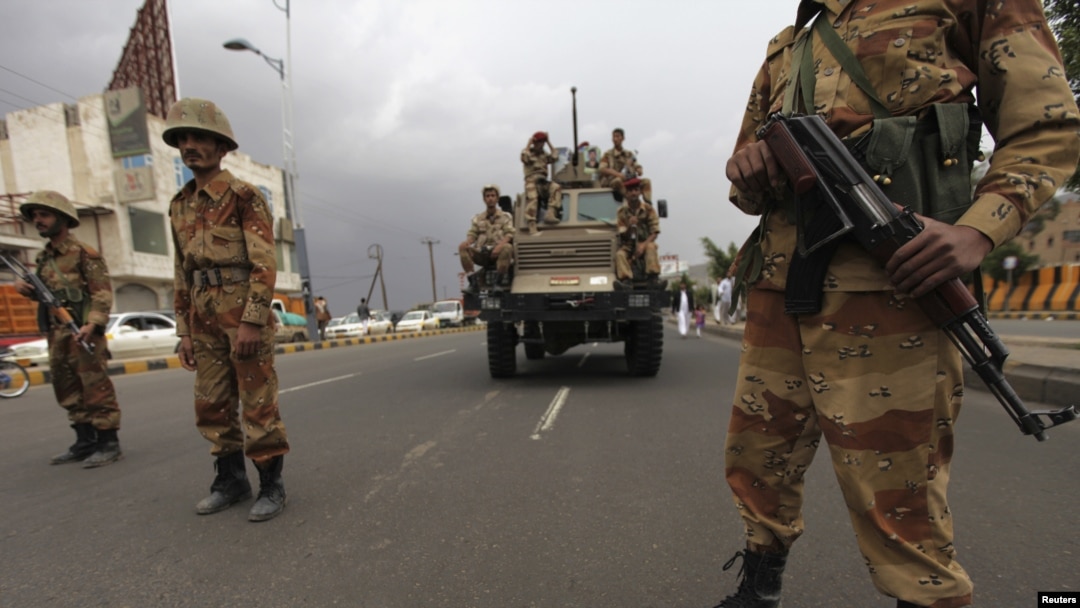 Soldiers guard house of Yemen's President Abd Rabbu Mansour al-Hadi, as protesters demand dismissal of former president Ali Abdullah Saleh' family, August 10, 2012 (Reuters)