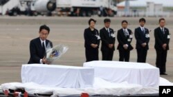 Ngoại trưởng Nhật Bản Fumio Kishida đặt hoa viếng các nạn nhân thiệt mạng trong vụ tấn công ở thủ đô Dhaka, Bangladesh hồi tuần trước tại sân bay Haneda ở Tokyo, ngày 5/7/2016.