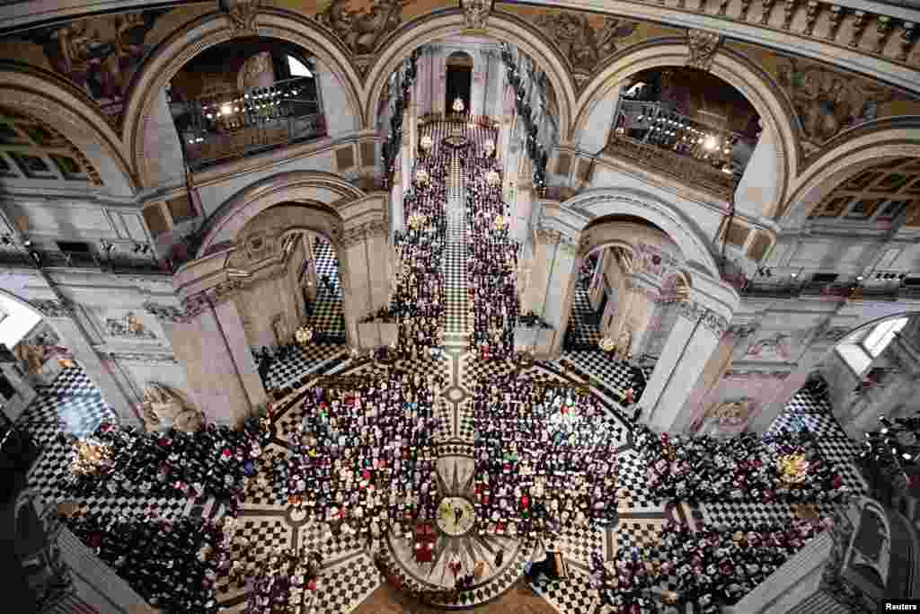 Para jemaat yang ikut mendoakan pada peringatan HUT ke-90 Ratu Elizabeth II di gereja katedral St Paul di London.