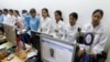 Para pekerja migran tujuan negara-negara Timur Tengah difoto untuk pembuatan paspor di kantor imigrasi Tangerang, Banten. (Foto ilustasi: REUTERS/Beawiharta)