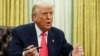 Президент США Дональд Трамп в Овальном кабинете Белого дома во время подписания указов. 6 марта 2025 г. REUTERS/Evelyn Hockstein