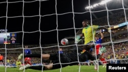 El delantero de Brasil Vinícius Júnior controla el balón frente al portero de Estados Unidos Matt Turner en la segunda mitad durante el Continental Clasico en el Camping World Stadium. Foto: Nathan Ray Seebeck-USA TODAY Sports.