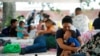 Solicitantes de asilo, en su mayoría de Venezuela, descansan a la sombra de una carpa cerca de la frontera mientras intentan cruzar a EEUU sin cita previa, en Nuevo Laredo, México, el 27 de junio de 2023. REUTERS/Daniel Becerril