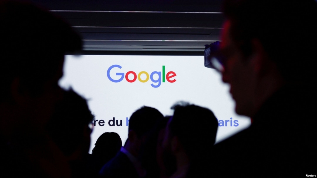 Siluetas de personas frente al logotipo de Google durante la inauguración de un nuevo centro en Francia dedicado al sector de la inteligencia artificial (IA), en la sede de Google Francia en París, el 15 de febrero de 2024.