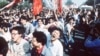 中國大學生1989年春季在北京街頭參加要求中共進行民主改革的運動。