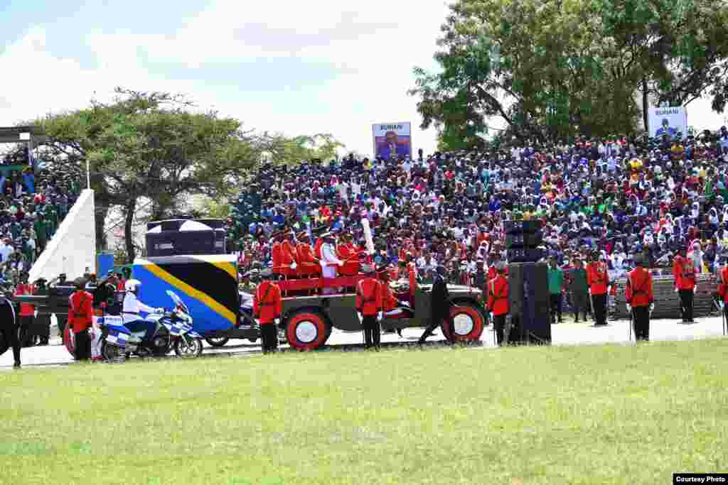 Gari Maalumu la Jeshi la Wananchi wa Tanzania JWTZ likiwa limebeba Jeneza lenye mwili wa aliyekuwa Rais wa Jamhuri ya Muungano wa Tanzania katika awamu ya tano Hayati John Pombe Magufuli wakati likiwasili katika uwanja wa Jamhuri mkoani Dodoma. 