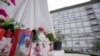 Papa Francisco sigue misa en televisión de hospital, almuerza con personal médico