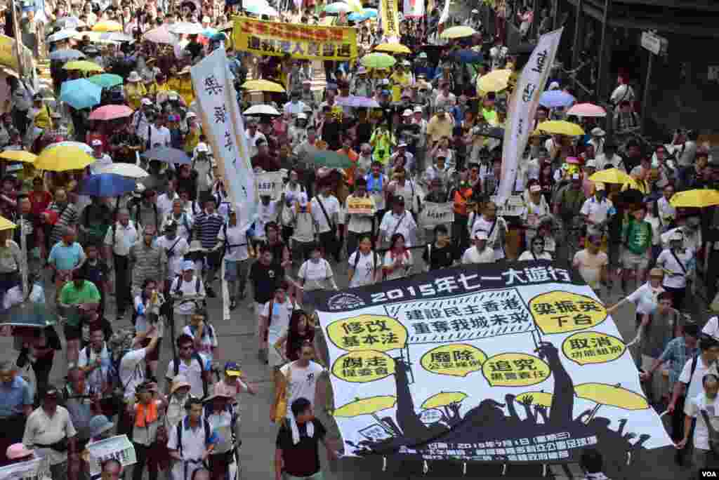 大會公佈有48,000人參與今年7-1大遊行,是特首梁振英上任3年以來最少。(美國之音湯惠芸拍攝)