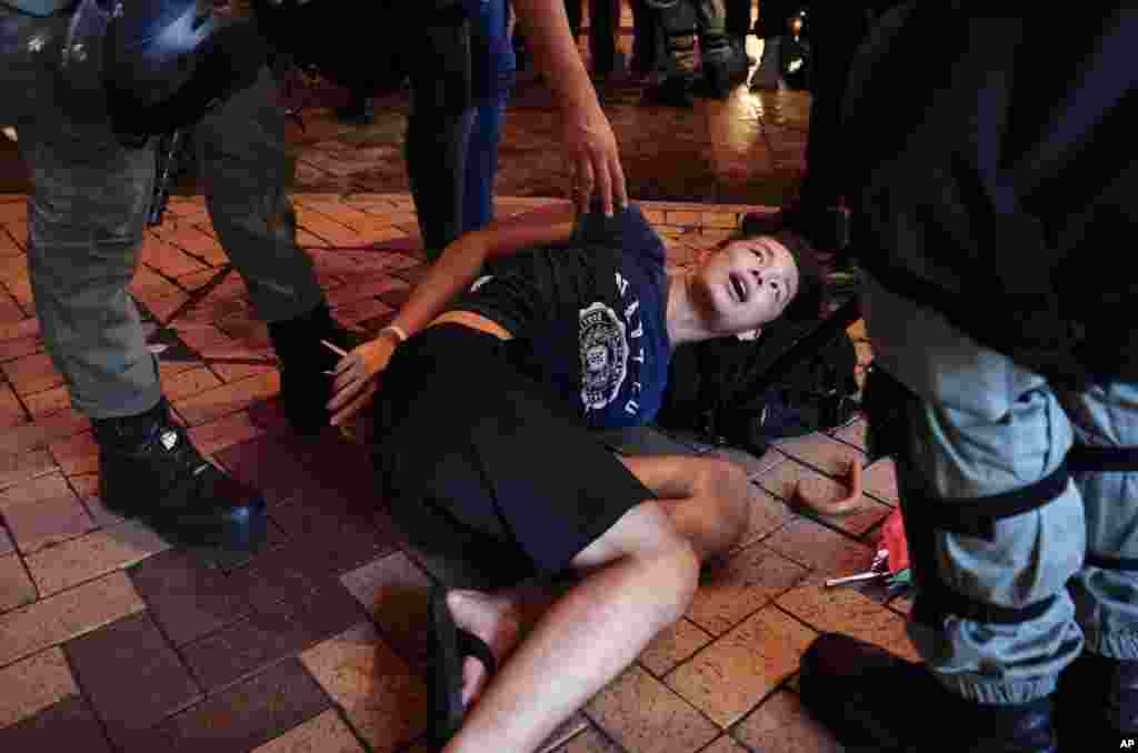 La policía antidisturbios detiene a un manifestante en Hong Kong, el domingo 8 de septiembre de 2019. Miles de manifestantes en Hong Kong instan al presidente Donald Trump a "liberar" el territorio chino semiautónomo durante una marcha pacífica al consulado de EE.UU., Pero la violencia estalló más tarde, en el distrito comercial y minorista, después de que los manifestantes destrozaron las estaciones de metro, incendiaron y bloquearon el tráfico. (Foto AP / Vincent Yu)