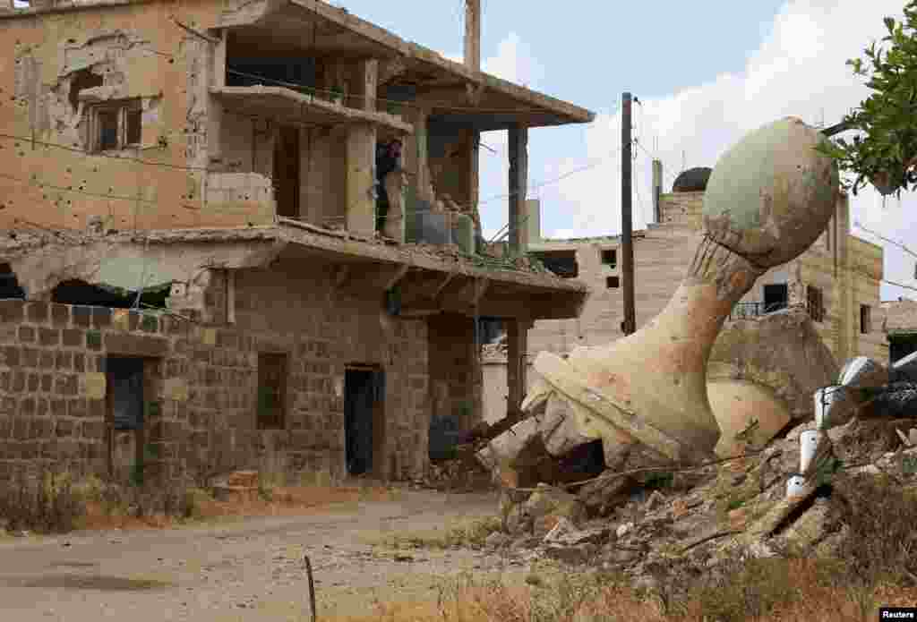 Menara sebuah masjid di Deraa, Suriah hancur akibat pertempuran.