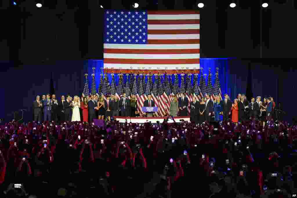 6 ноября 2024 Трамп выступает с победной речью перед своими сторонниками в Вест-Палм-Бич во Флориде. 
