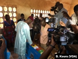 Opposition candidate Cabral Libii voting in Efoulan school, Yaounde third district.