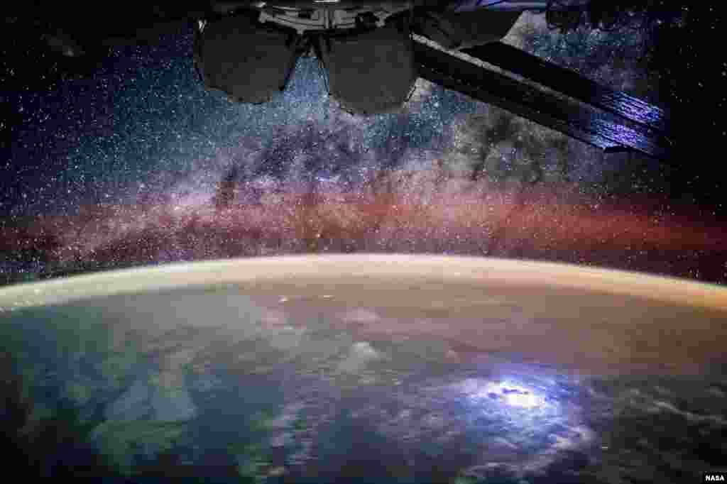 Foto permukaan Bumi di malam hari yang diambil oleh seorang astronot dari stasiun antariksa internasional (ISS).