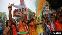 Những người ủng hộ Đảng Bharatiya Janata (BJP) ăn mừng bên ngoài trụ sở BJP, vào ngày có kết quả tổng tuyển cử, ở New Delhi, Ấn Độ, ngày 4/6/2024.